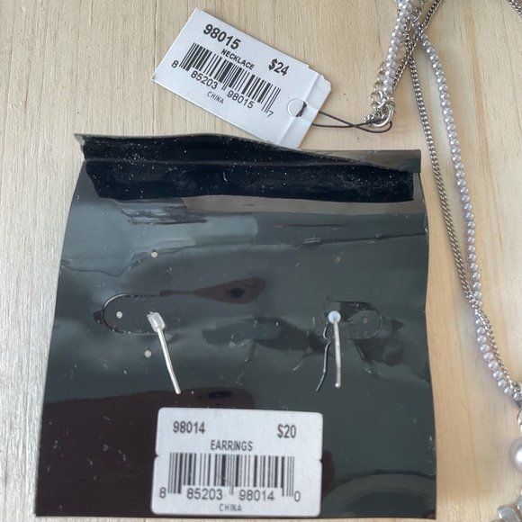 Cookie Lee silver daisy dangle earrings daisy pendant necklace set - Picture 5 of 5